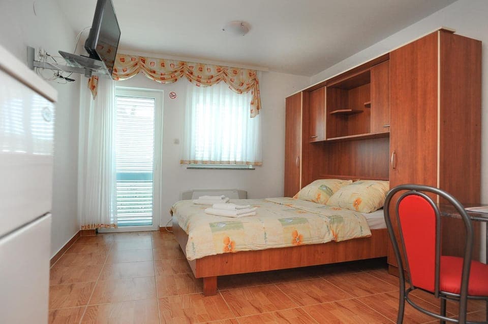 Bed, Dining area, Bedroom