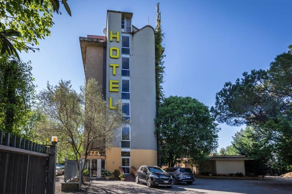 Nearby landmark, Facade/entrance, Day, Property logo or sign