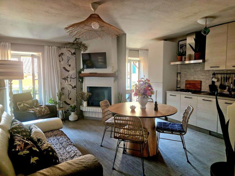 TV and multimedia, Kitchen or kitchenette, Living room, Dining area, fireplace, stove