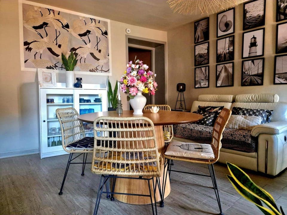 Kitchen or kitchenette, Living room, Seating area, pet friendly