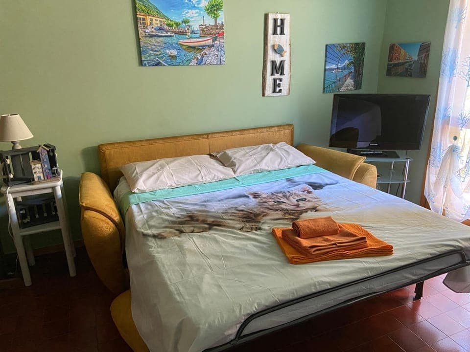 Bed, TV and multimedia, Bedroom, towels