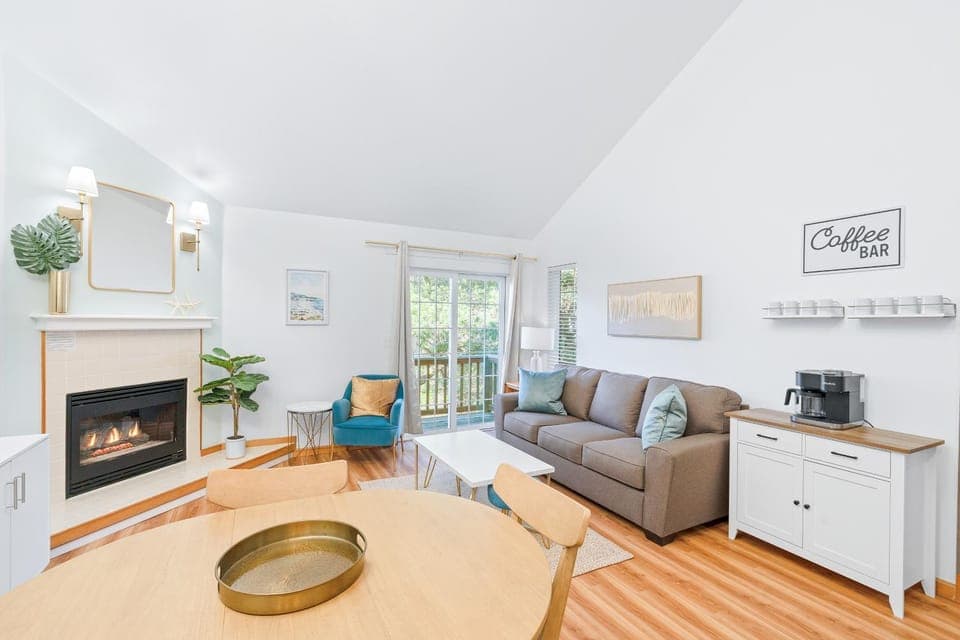 TV and multimedia, Living room, Seating area, flat iron