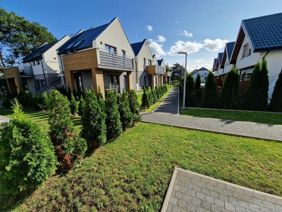 Property building, Spring, Day, Neighbourhood, Natural landscape, Garden, Garden view