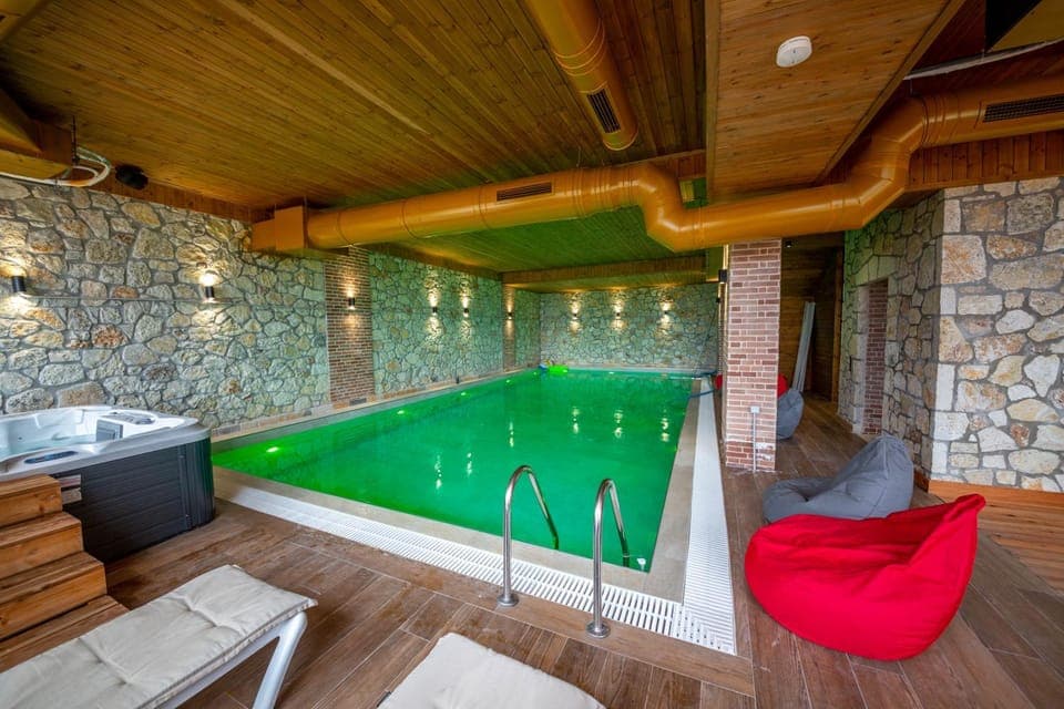 Hot Tub, Swimming pool