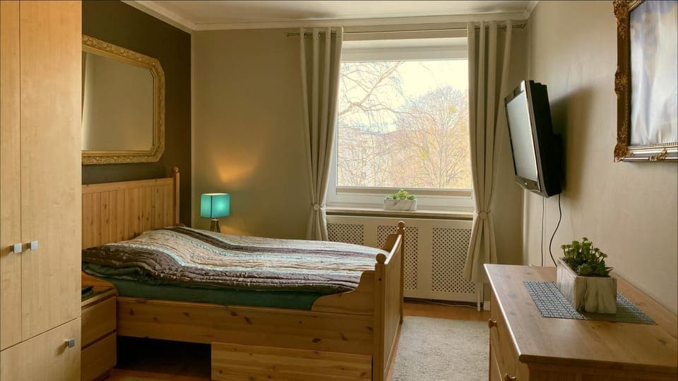 Bed, TV and multimedia, Photo of the whole room, Bedroom, hair dresser