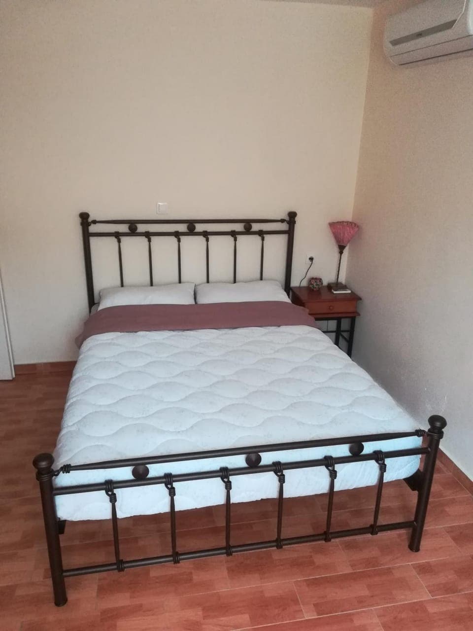 Bed, air conditioner