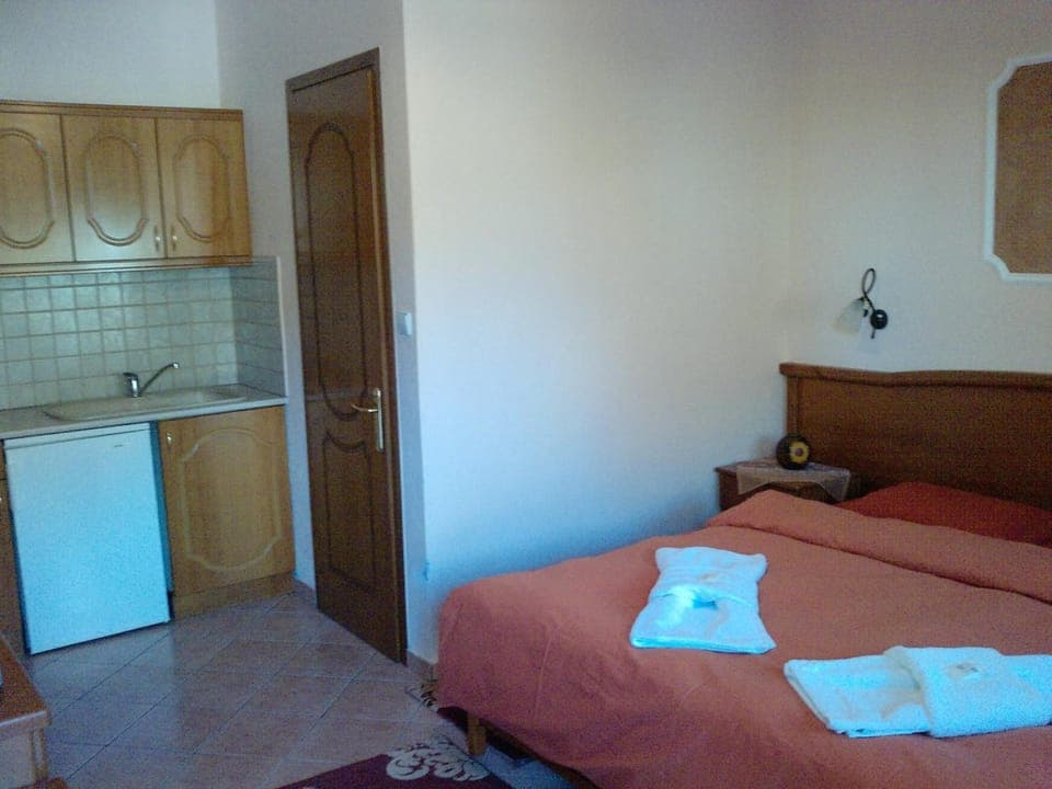 Bed, Kitchen or kitchenette