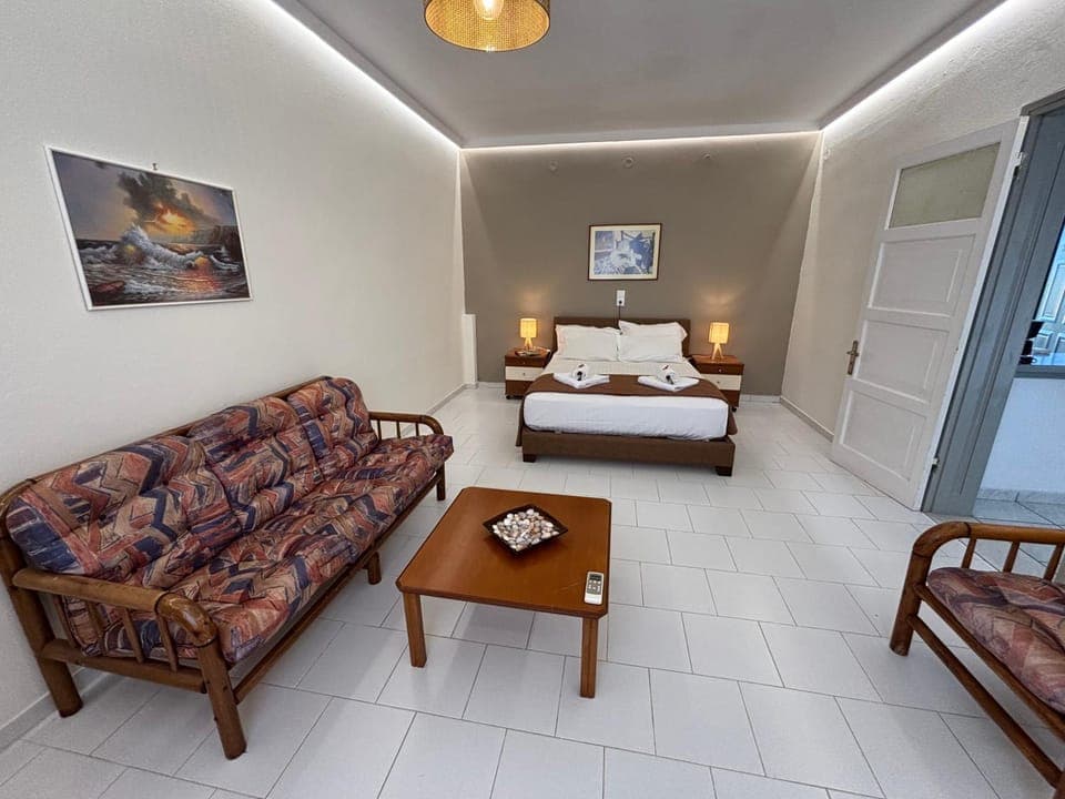 Bed, Photo of the whole room, Seating area, Bedroom