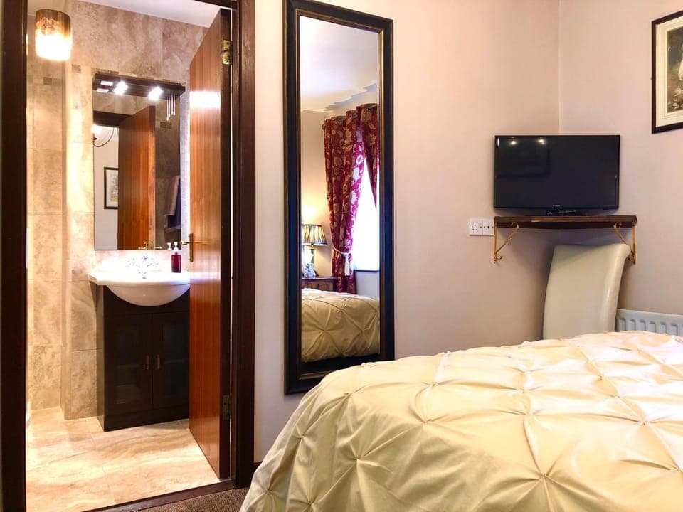 Bed, Bathroom, TV and multimedia, Photo of the whole room