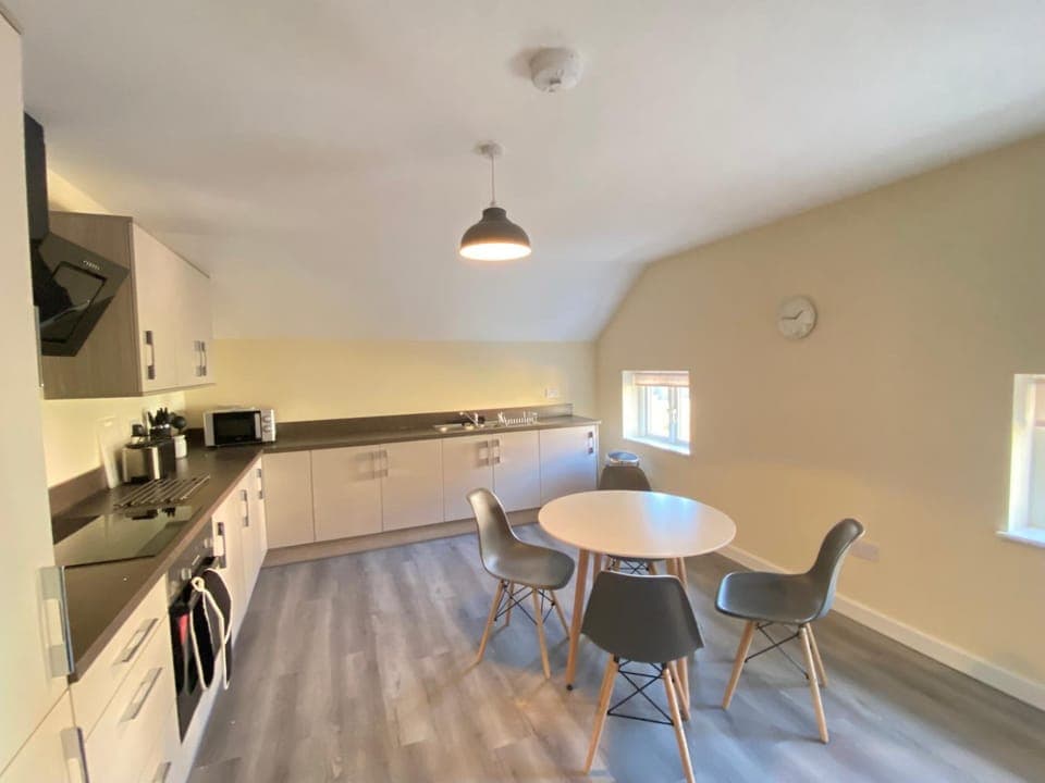 Kitchen or kitchenette, Dining area