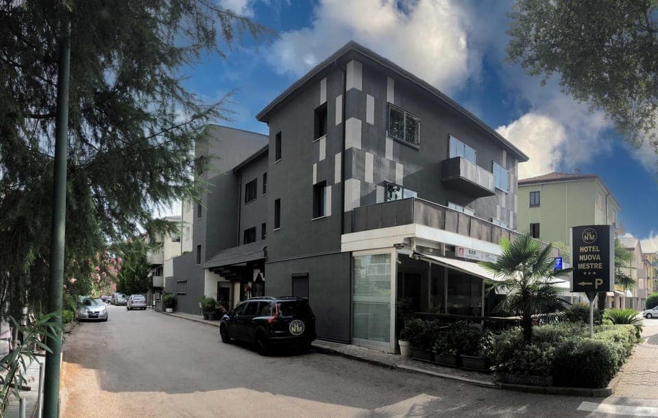 Property building, Restaurant/places to eat, Property logo or sign, Neighbourhood, Lobby or reception, Logo/Certificate/Sign, On site, Area and facilities, Location