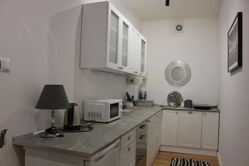 Kitchen or kitchenette, oven, stove