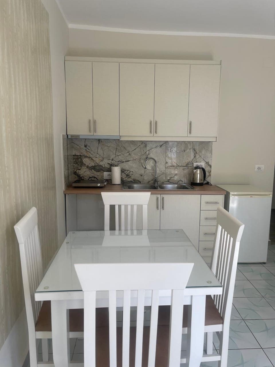 Kitchen or kitchenette, Dining area, stove