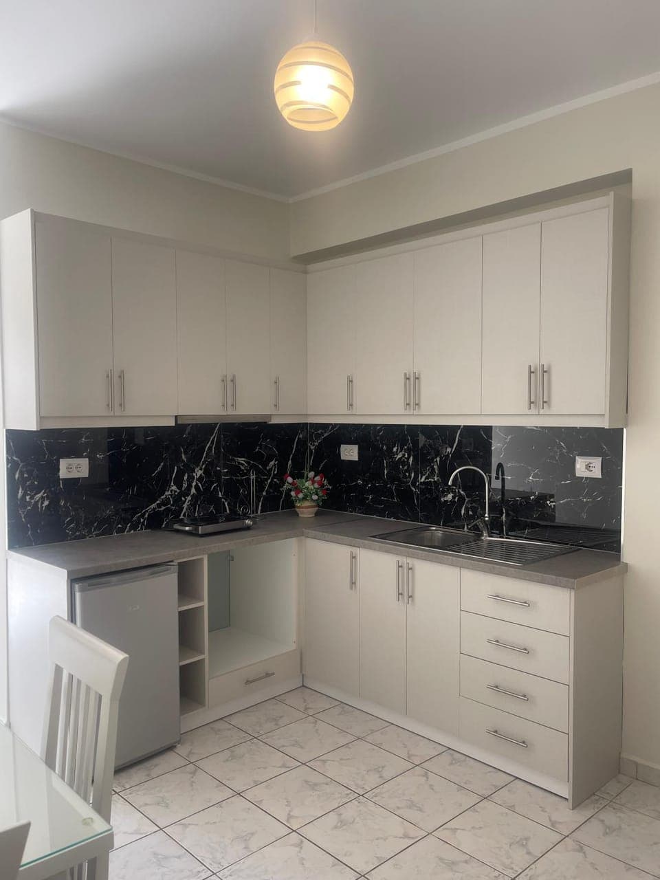 Kitchen or kitchenette, dishwasher, stove