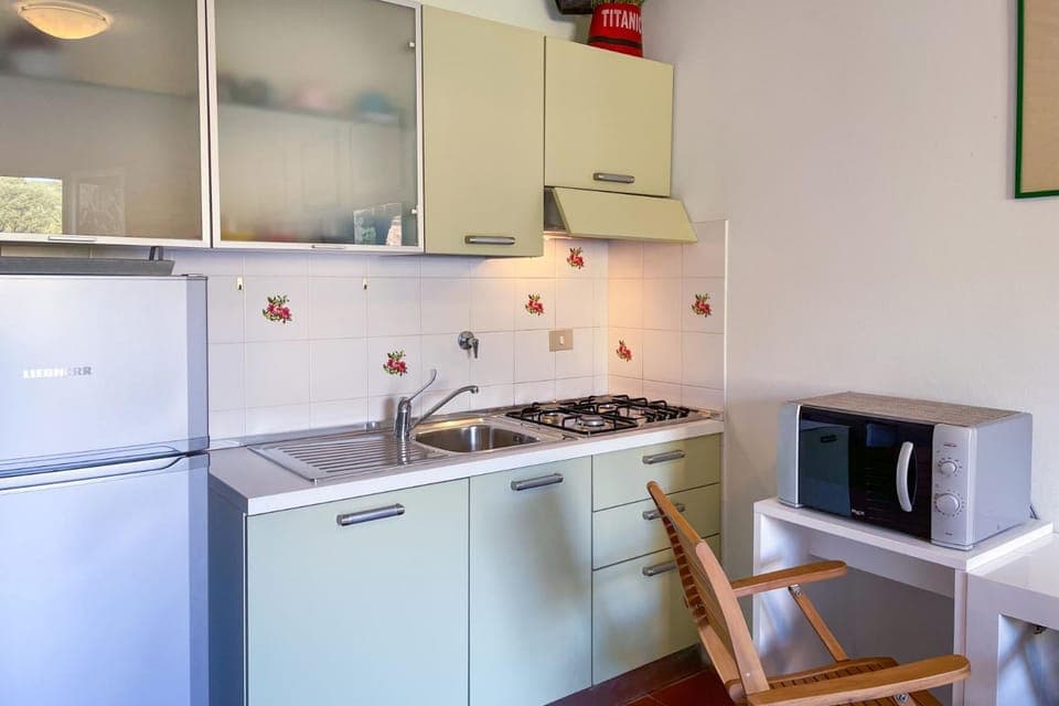 Kitchen or kitchenette, Dining area, stove