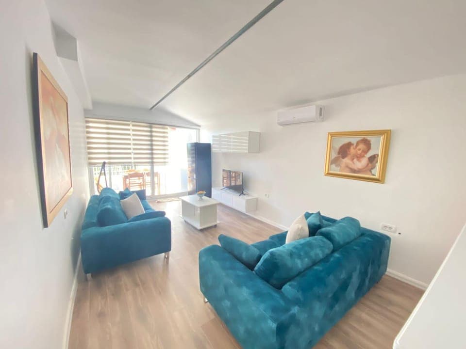 Bed, TV and multimedia, Living room, Seating area, Evening entertainment, air conditioner