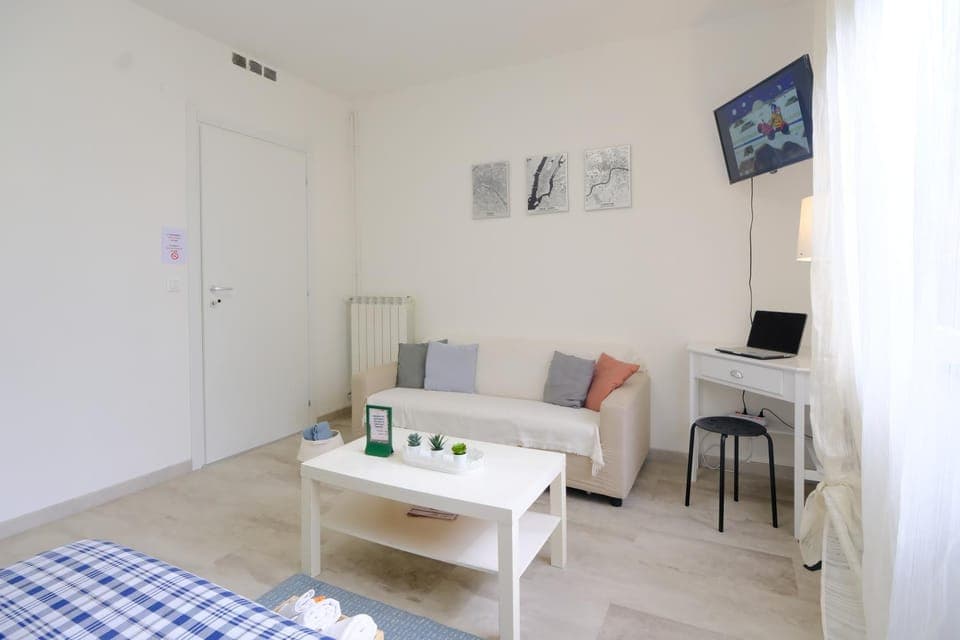 Bed, TV and multimedia, Living room, Photo of the whole room, Seating area, Bedroom