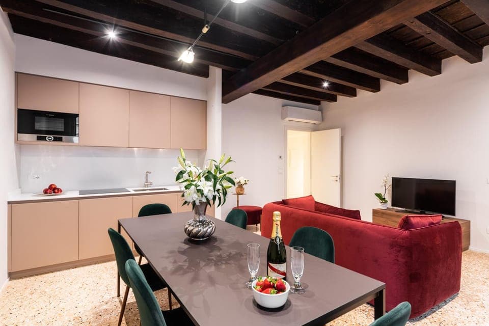 Kitchen or kitchenette, Dining area