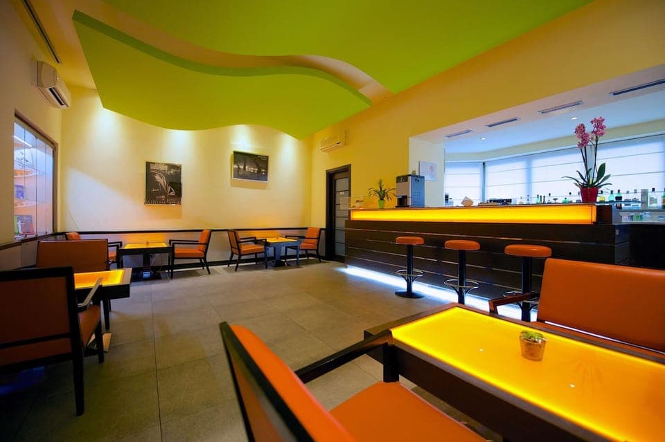 Restaurant/places to eat, Lobby or reception, Lounge or bar, Seating area, Dining area, On site, Drinks, Alcoholic drinks, Non alcoholic drinks