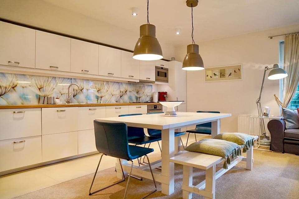 Kitchen or kitchenette, Dining area