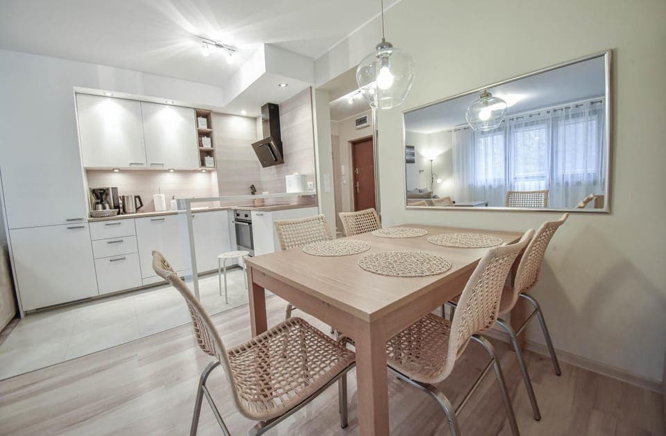 Kitchen or kitchenette, Dining area