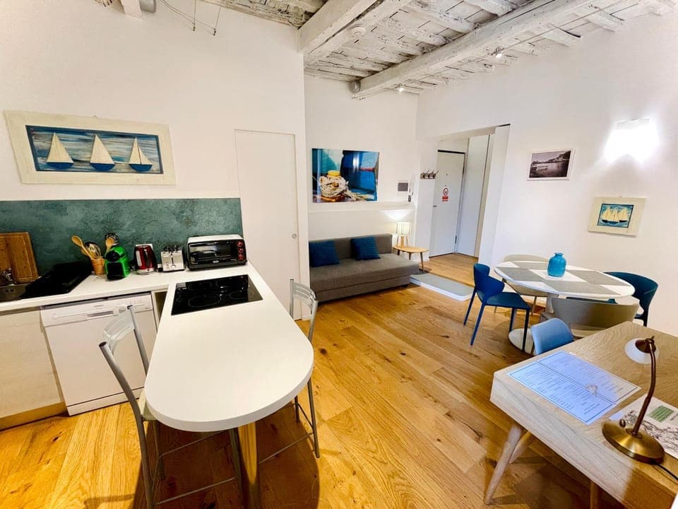 Coffee/tea facilities, Kitchen or kitchenette, Living room, Seating area, Dining area, dishwasher, locker, pet friendly, stove, toaster, kitchen, air conditioner