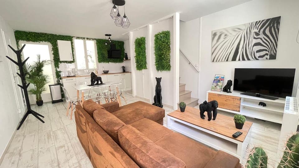 TV and multimedia, Living room, Seating area, Dining area, kitchen