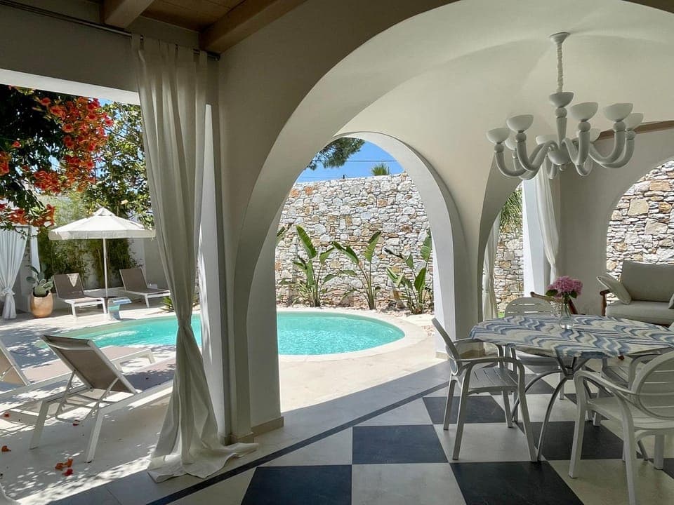 Property building, Decorative detail, Pool view, Swimming pool, Swimming pool, Breakfast