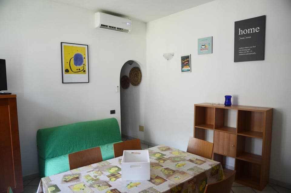 Photo of the whole room, Dining area, air conditioner