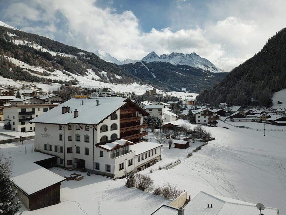 Property building, Neighbourhood, Bird's eye view, Winter, Mountain view
