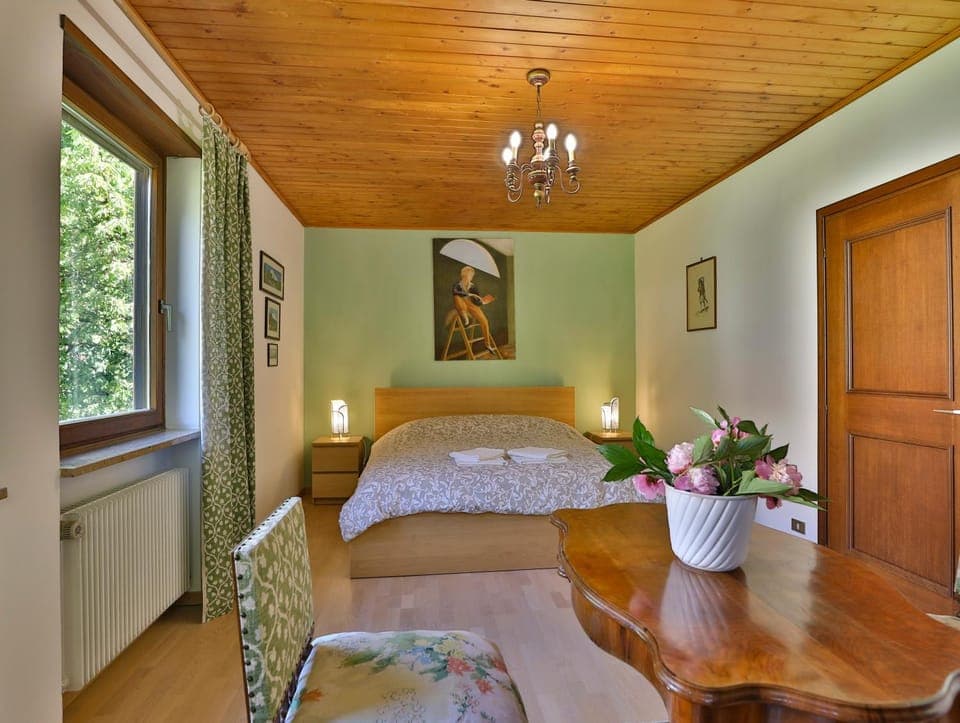 Bed, Photo of the whole room, Seating area, Bedroom