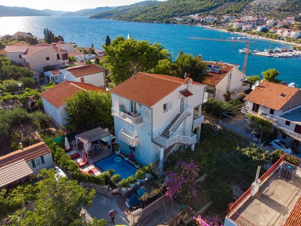 Sea view, Street view, Location