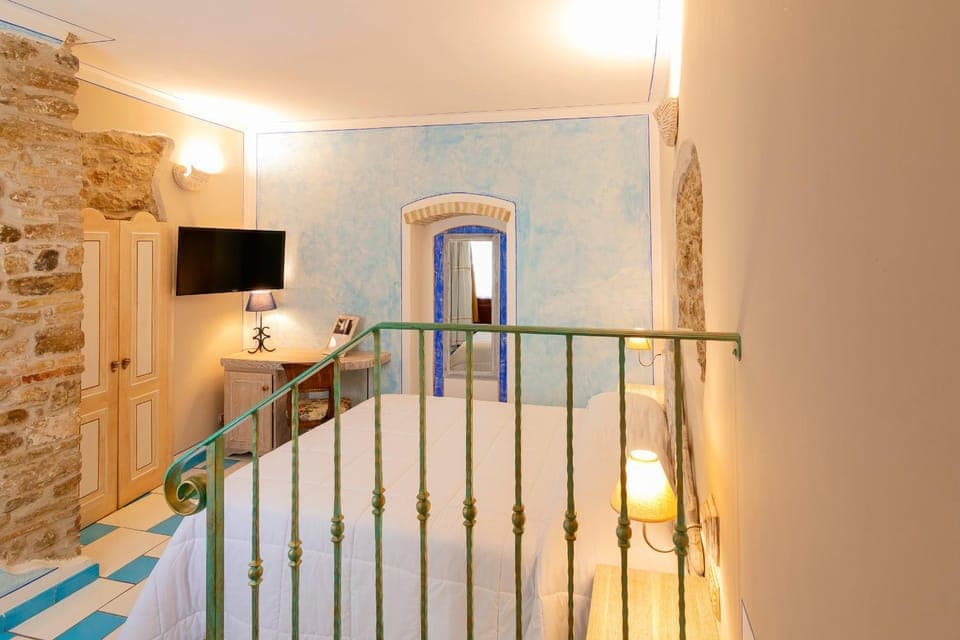 Bed, TV and multimedia, Bedroom