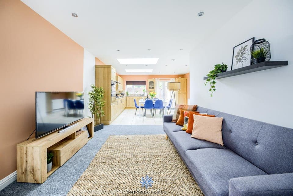 TV and multimedia, Kitchen or kitchenette, Living room, Seating area, Dining area