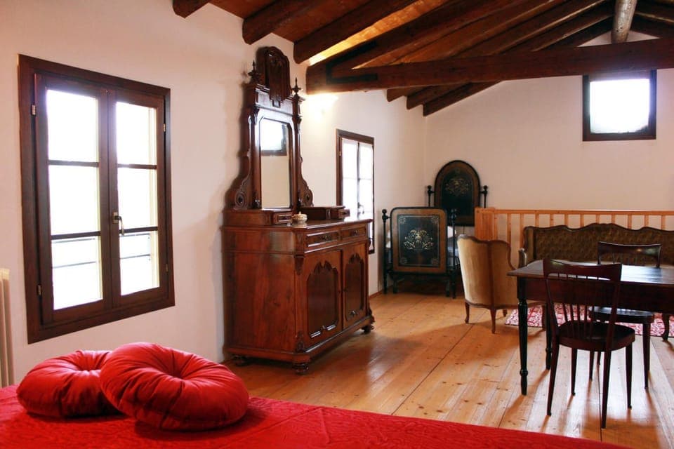 Bed, Photo of the whole room, Seating area, Bedroom