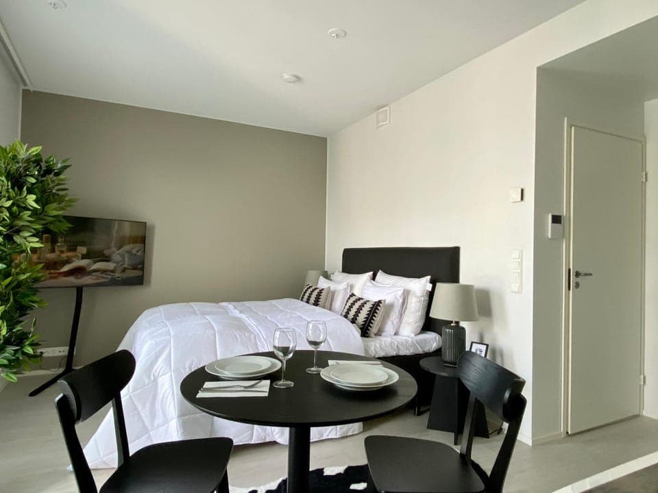 Bed, TV and multimedia, Dining area, Bedroom