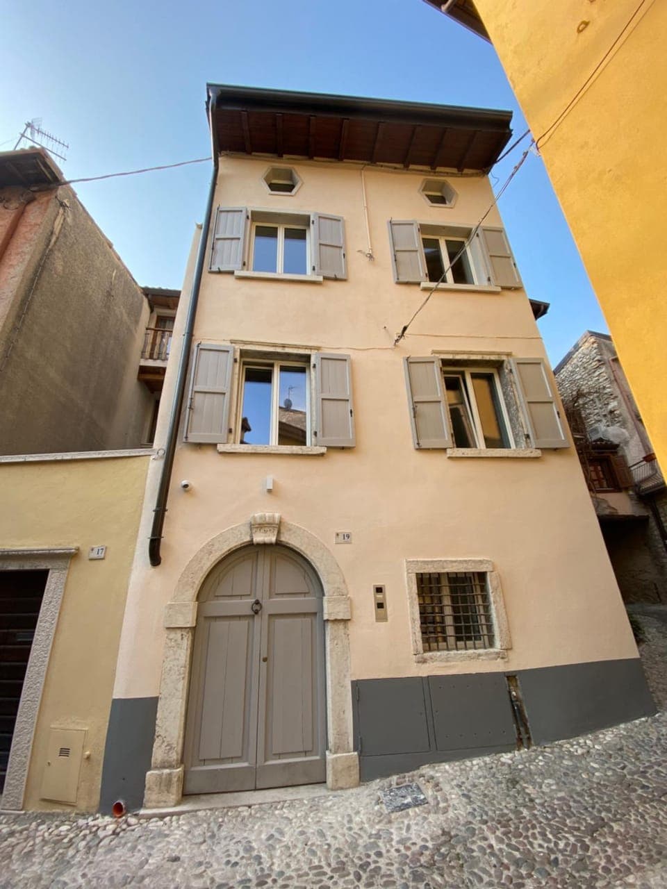 Property building, Facade/entrance, Seating area