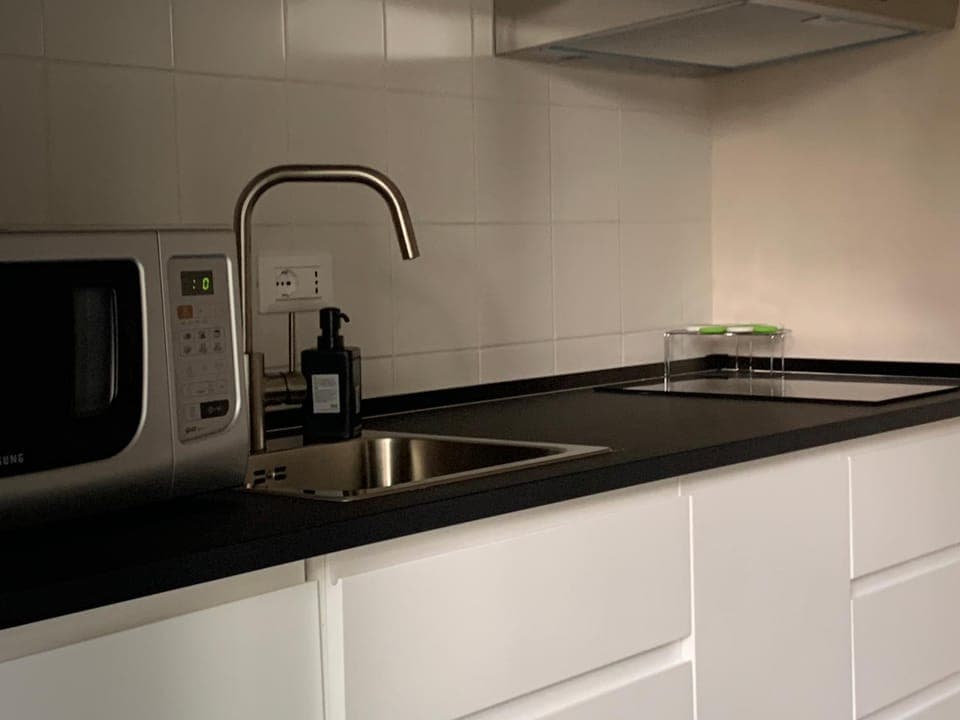 Kitchen or kitchenette, minibar, stove