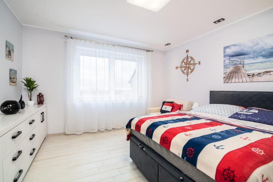 Bed, TV and multimedia, Bedroom