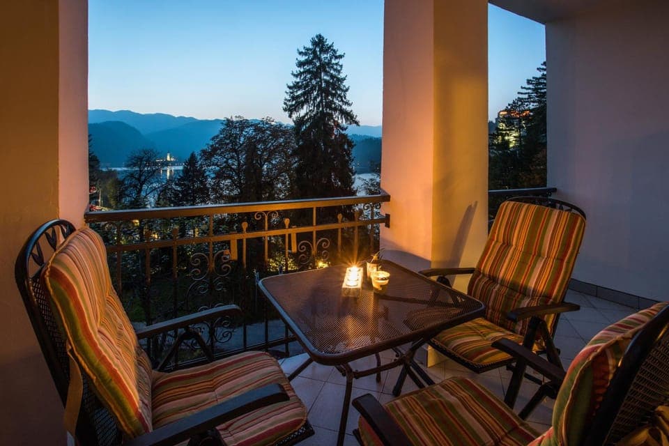 Balcony/Terrace, Dining area, Lake view, Landmark view, Mountain view