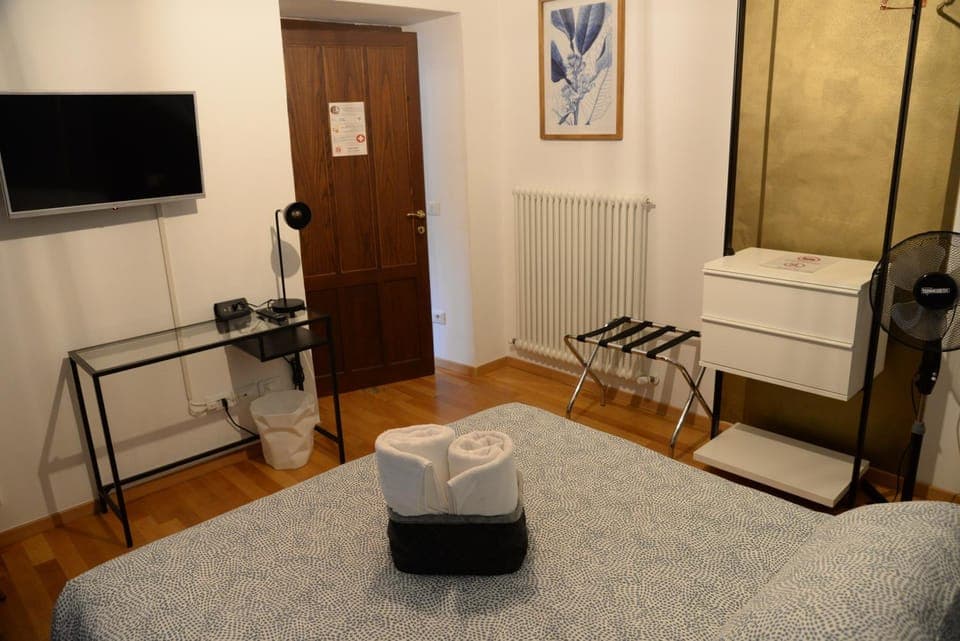 Bed, TV and multimedia, Bedroom