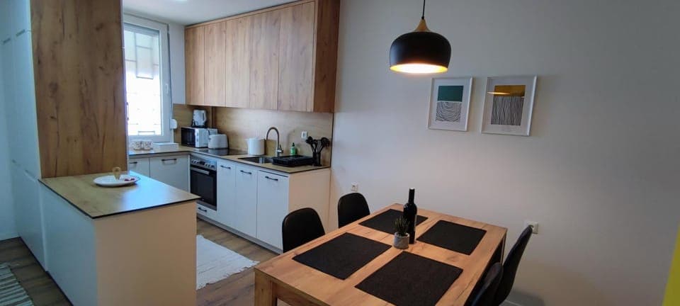 Kitchen or kitchenette, Dining area