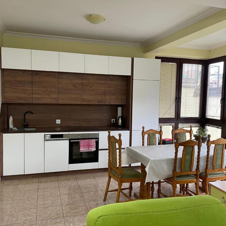 Coffee/tea facilities, Seating area, Dining area, dishwasher, oven, stove, kitchen