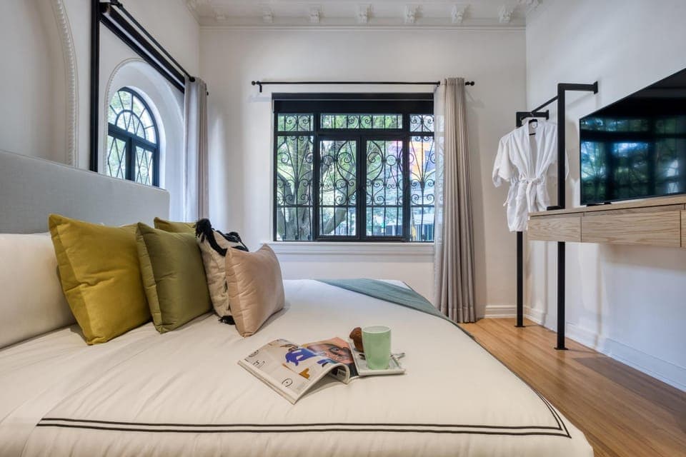 Bed, TV and multimedia, Bedroom