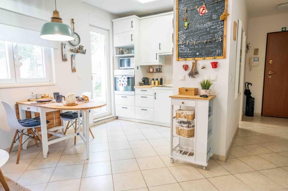 Kitchen or kitchenette, Dining area, oven