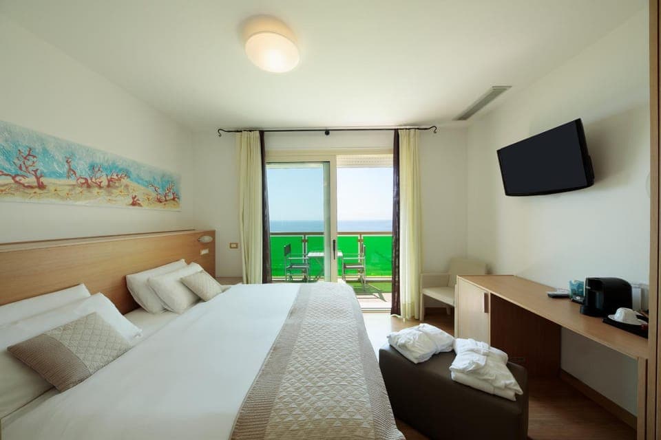 Bed, TV and multimedia, View (from property/room), Photo of the whole room, Bedroom, Swimming pool