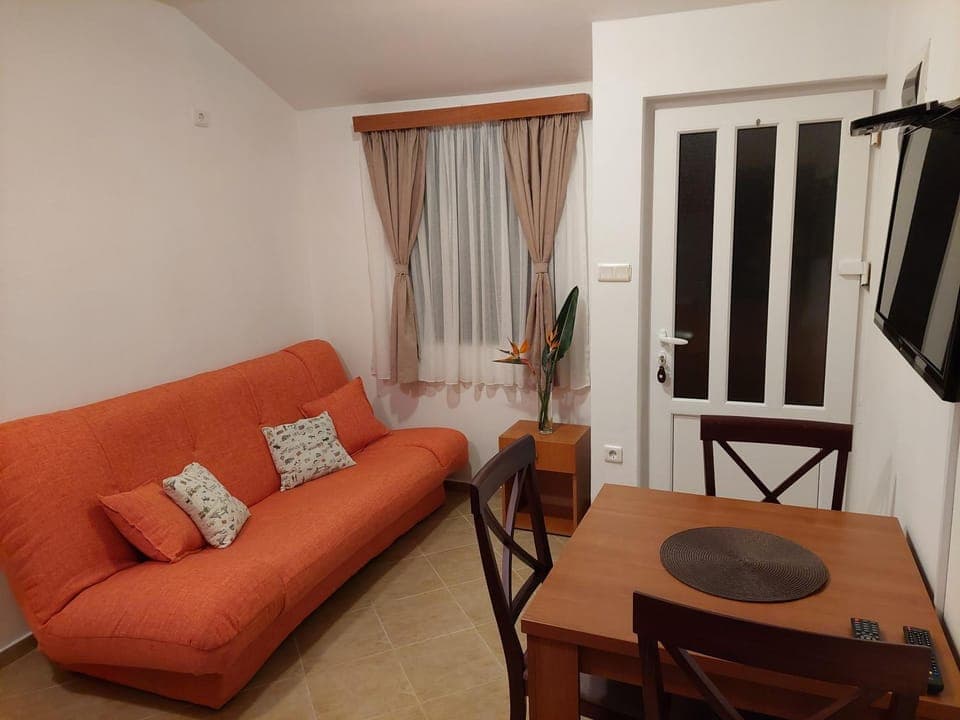 TV and multimedia, Seating area, Dining area