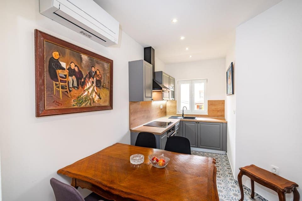 Kitchen or kitchenette, Dining area, air conditioner