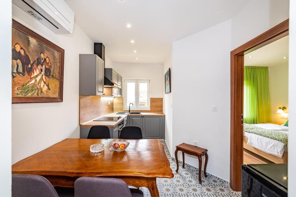 Kitchen or kitchenette, Seating area, Dining area