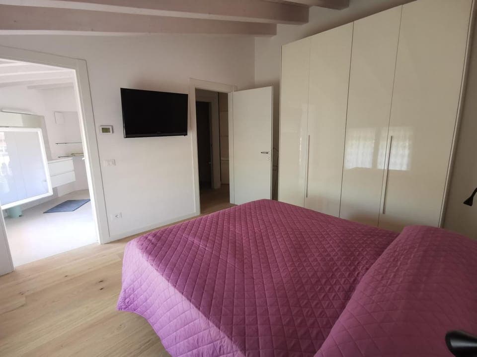 Communal lounge/ TV room, Bed, TV and multimedia, Photo of the whole room, Bedroom